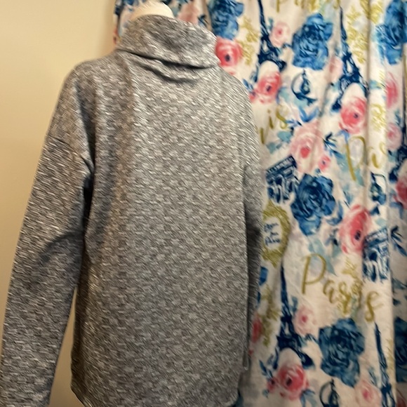 Ladies small sweater, so soft and brand new with Tags!🖤 - Picture 6 of 6